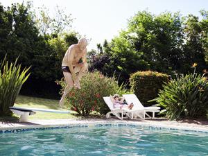 Das Leben genießen: Ein Rentner springt in einen Pool.