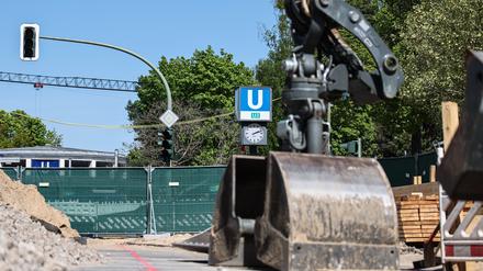 Baugerätschaften liegen auf der Baustelle der U-Bahnlinie U3. Durch eine Direktverbindung sollen die zwei Bahnhöfe Mexikoplatz und Krumme Lanke verbunden werden. (zu dpa: «U3 soll am Donnerstag wieder durchfahren») +++ dpa-Bildfunk +++