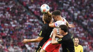 Beim Profi-Fußball sind Schläge auf den Kopf, ob vom Ball oder vom Gegner, nicht zu vermeiden.