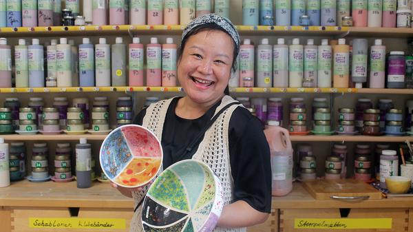 Namy Nguyen hat 2024 das Keramikmalstudio in Berlin-Kaulsdorf übernommen und mag die kreative Arbeit mit ihren Kunden.