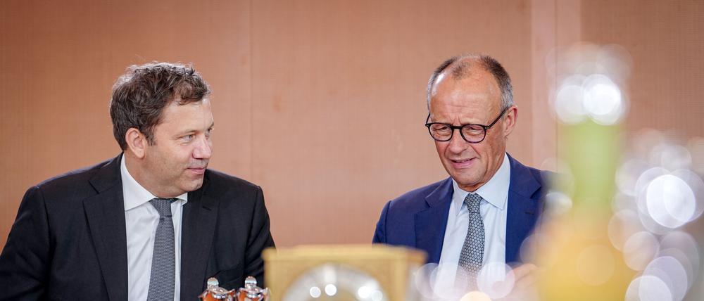 Lars Klingbeil (l., SPD), Bundesminister der Finanzen, Vizekanzler und SPD-Bundesvorsitzender, und Bundeskanzler Friedrich Merz (CDU) nehmen an der Sitzung des Bundeskabinetts im Bundeskanzleramt teil.
