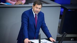Bundesfinanzminister Lars Klingbeil (SPD) bei seiner Rede im Deutschen Bundestag.