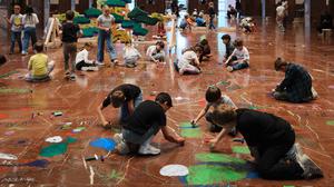 Der Japaner Ei Arakawa-Nash lädt Kinder im Münchner Haus der Kunst in seiner Installation „Mega Please Draw Freely“ dazu ein, den Marmorboden des früheren NS-Prestigebaus mit Wachsmalkreide zu verschönern.