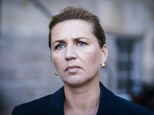 Dänemarks Ministerpräsidentin Mette Frederiksen bei einer Pressekonferenz am Flughafen in Kopenhagen am 23. September 2025.