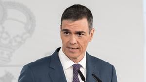 Der Regierungspräsident Pedro Sánchez tritt im Moncloa-Palast vor die Medien (Symbolbild).