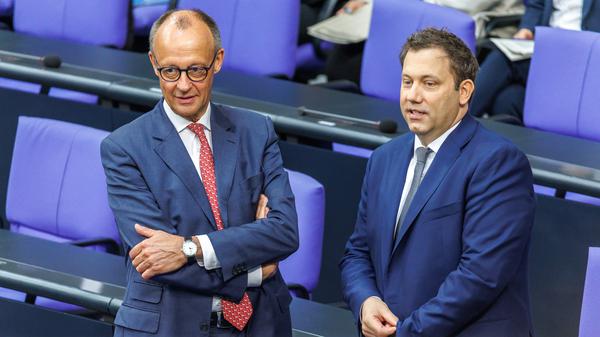 Nebeneinander, auch miteinander? Friedrich Merz (l.) und Lars Klingbeil im Bundestag.