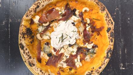 Pizza Orange is the new Speck in der Pizzeria Spaccanapoli in Friedrichshain