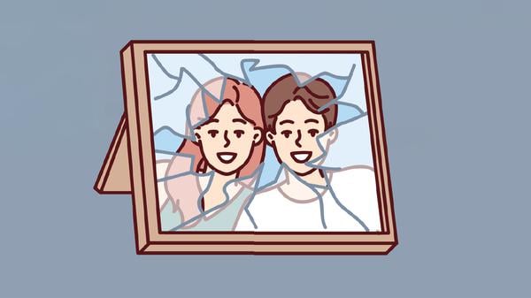 Illustration eines gerahmten Fotos eines Paares. Das Glas des Rahmens ist gesprungen.