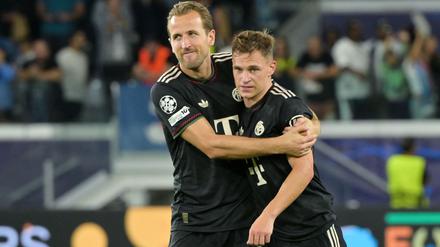 Harry Kane (Bayern München) (l) und Joshua Kimmich (Bayern München) umarmen sich nach Sipelende.