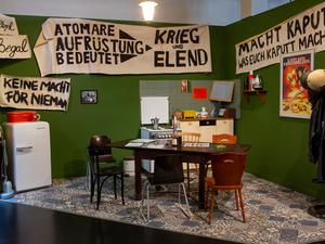 Eine nachgebaute WG-Küche in der Ausstellung „Cold War Games“.