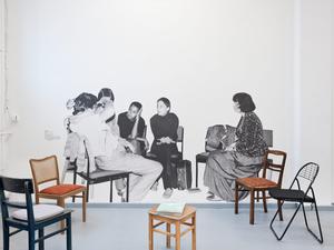 Luise Schröder: Stuhlkreis, Installationsansicht. Foto: Dorothea Dittrich, VG Bildkunst Bonn 2025