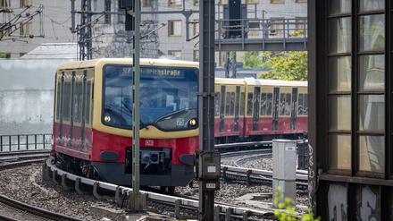 An einigen Streckenabschnitten der S-Bahn Berlin kommt es zu Ersatzverkehr mit Bussen. (Symbolfoto)