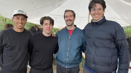 Nachbarschaftsessen auf dem Winterfeldtplatz in Schöneberg. Zu sehen sind Javier Orozco Uribe, Marcel Piotrowski, Jan-Niklas Schmidt und Oliver Leopold Steiner (von links nach rechts).