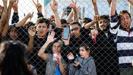 Bewohner des Flüchtlingslagers reagieren sehr emotional und mit „Germany“-Rufen auf den Besuch von Bundespräsident Steinmeier bei der Registrierungs- und Aufnahmeeinrichtung für Geflüchtete in Malakasa, nördlich von Athen.