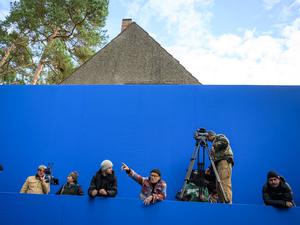 Regisseur Volker Schlöndorff dirigiert Dreharbeiten für einen Kinofilm, an dem auch das Studio Babelsberg beteiligt ist.