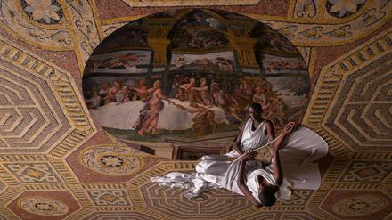 Spiegel der Bilder: Sheila Atim in Isaac Juliens „Metamorphosis“