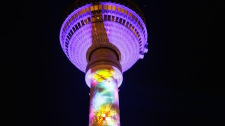 Der Berliner Fernsehturm wird während der Generalprobe für das 21. Festival of Lights Berlin unter dem Motto „Let’s Shine Together“ angestrahlt.