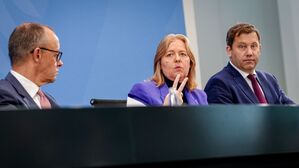 Bundeskanzler Friedrich Merz (CDU), Bärbel Bas (SPD), Bundesministerin für Arbeit und Soziales und SPD-Parteivorsitzende, und Lars Klingbeil (SPD), Bundesminister der Finanzen, Vizekanzler und SPD-Bundesvorsitzender.