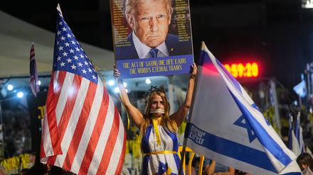 In Tel Aviv wird Donald Trump von den Angehörigen der Geiseln als Held gefeiert.