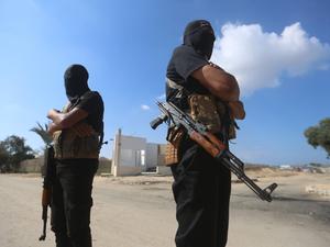 Hamas-Kämpfer bei der Geisel-Übergabe im Gazastreifen.