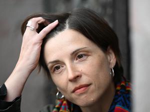 Die Schweizer Autorin Dorothee Elmiger („Die Holländerinnen“) kommt zur Verleihung des Deutschen Buchpreises 2025 in den Römer.