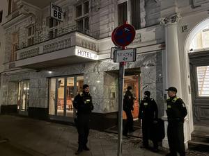 Polizisten stehen vor dem Hotel.
