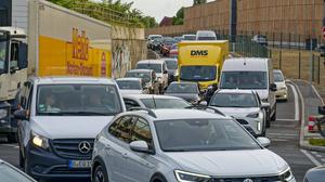 Stau vor der Elsenbrücke nach Eröffnung des neuen Autoabschnittes der A100 Richtung Treptow, Verkehr, Aktuelles, Autobahn, BAB, Verkehrschaos, Überlastung, Fehlplanung, Berlin Treptow-Köpenik Rückstau Richtung Elsenbrücke nach Eröffnung des neuen Autoabschnittes der A100 Richtung Treptow, Verkehr, Aktuelles, Autobahn, BAB, Verkehrschaos, Überlastung, Fehlplanung, Berlin Treptow-Köpenik *** Traffic jam in front of the Elsenbrücke after the opening of the new section of the A100 towards Treptow, Traffic, News, Autobahn, motorway, traffic chaos, congestion, planning error, Berlin Treptow Köpenik Traffic jam in front of the Elsenbrücke after the opening of the new section of the A100 towards Treptow, Traffic, News, Autobahn, motorway,