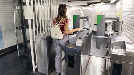 Zugangskontrolle an einem U-Bahnhof in Paris, wo es seit mehreren Jahrzehnten solche Sperren gibt.
