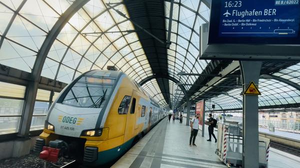 Flughafen-Zubringer am Bahnhof Spandau.