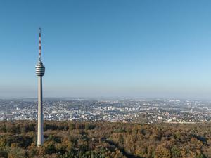 Blick auf den Talkessel von Stuttgart. Im Vordergrund der Stuttgarter Fernsehturm, der erste Stahlbeton-Fernsehturm der Welt.