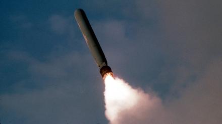 Ein Tomahawk-Marschflugkörper fliegt vor bewölktem Himmel (Archivbild).