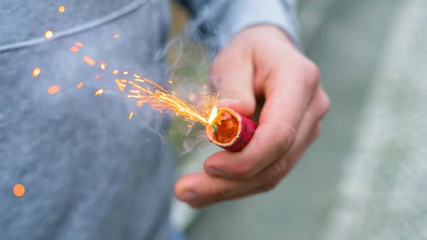 Spiel mit dem Feuer. Allein in Berlin gab es beim vergangenen Jahreswechsel Hunderte Böllerverletzte.