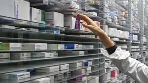 In der Nordring-Apotheke in Prenzlauer Berg liegen Medikamente und Arzneimittel in einem Medikamentenlager bereit.