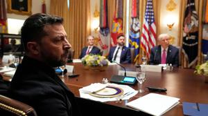 Der ukrainische Präsident Wolodymyr Selenskyj (l) sitzt beim Treffen mit US-Präsident Donald Trump (r), Vizepräsident JD Vance (2.v.r.) und US-Finanzminister Scott Bessent im Kabinettssaal des Weißen Hauses.