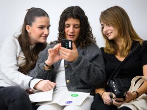 dpa-Newscamp begeistert Berliner Schülerinnen und Schüler für Journalismus und das Entlarven von Desinformation. // Weiterer Text über ots und www.presseportal.de/nr/8218 / Die Verwendung dieses Bildes für redaktionelle Zwecke ist unter Beachtung aller mitgeteilten Nutzungsbedingungen zulässig und dann auch honorarfrei. Veröffentlichung ausschließlich mit Bildrechte-Hinweis.
