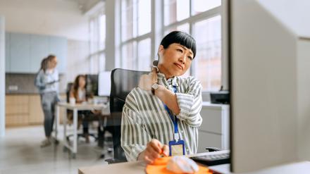 Nach einem langen Arbeitstag ist der Nacken gerne mal verspannt oder die Schultern schmerzen. Doch es gibt Übungen, die helfen.