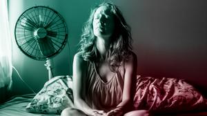 Eine Frau schwitzt wegen Hitzewallungen