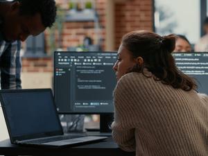 Eine Software-Programmiererin am Arbeitsplatz.