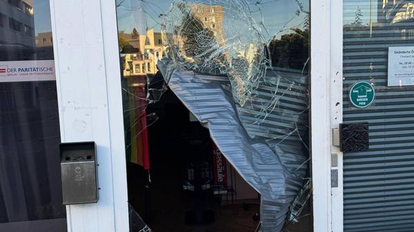 Das schwule Anti-Gewaltprojekt Maneo in Schöneberg ist erneut Ziel eines Angriffs geworden. Zum vierten Mal innerhalb weniger Wochen wurde eine Scheibe eingeworfen.