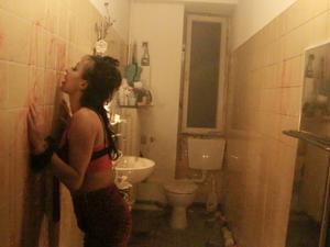 Blutige Badezimmerszene aus der queeren Horrorinstallation „Nightcrawlers“ in der Malzfabrik.