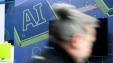 Ein Schriftzug AI für «Artificial Intelligence» (dt. Künstliche Intelligenz) bei der Industriemesse Hannover Messe 2025.