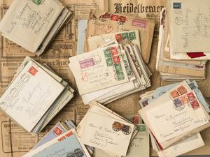 Eingewickelt in Zeitungspapier, von Nachfahren entdeckt. Die Liebesbriefe von Anna Seghers, bürgerlich Netty Reiling, an ihren Verlobten Laszlo Radvanyi.