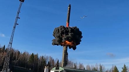 Das Foto vom 22. Oktober 2025 zeigt den Start einer Interkontinentalrakete vom Typ Yars auf dem Testgelände Plesetsk in Nordrussland während Übungen der russischen Atomstreitkräfte.