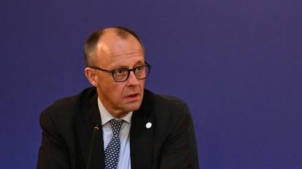 Der britische Premierminister Keir Starmer, flankiert von Bundeskanzler Friedrich Merz, leitet die Plenarsitzung des Westbalkan-Gipfels im Zentrum von London.