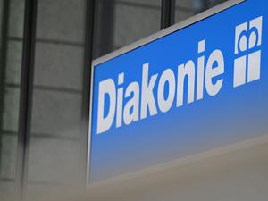 Ein Schild mit dem Logo der Diakonie.
