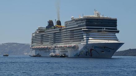 Das Kreuzfahrtschiff „Norwegian Epic“ – aufgenommen im August 2025 vor Santorini.