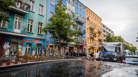 Polizeikräfte sind in der Rigaer Straße in Berlin-Friedrichshain im Einsatz.