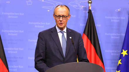 Bundeskanzler Friedrich Merz (CDU) auf der Pressekonferenz in Brüssel.