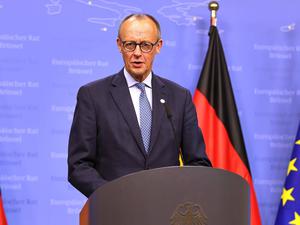 Bundeskanzler Friedrich Merz (CDU) auf der Pressekonferenz in Brüssel.
