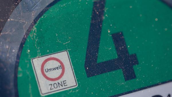 Mit einer Umweltplakette dürfen alle Umweltzonen ohne Einschränkung befahren werden.